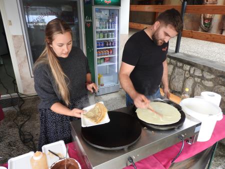 Vse omlete sta spekla Miha in žena Zala